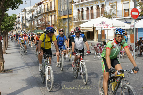 Multitudinaria caravana en la primera salida del VI Circuito de otoo 